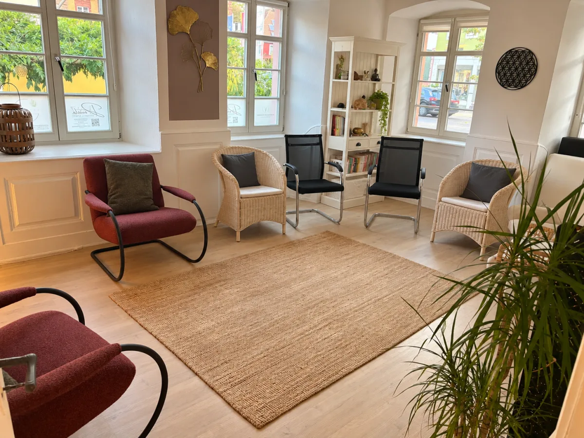 Therapieraum mit Stuhlkreis, Teppich und viel Tageslicht