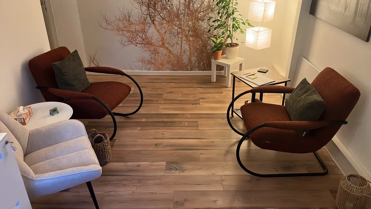 Gemütlicher Raum mit zwei Sesseln und Holzboden