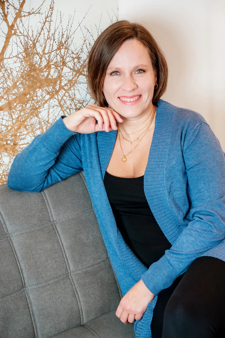 Maraica Pfannendörfer, Dozentin, lächelnd auf einem Sofa